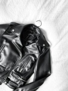 Jaket kulit asli vintage yang dirawat bersih dari jamur