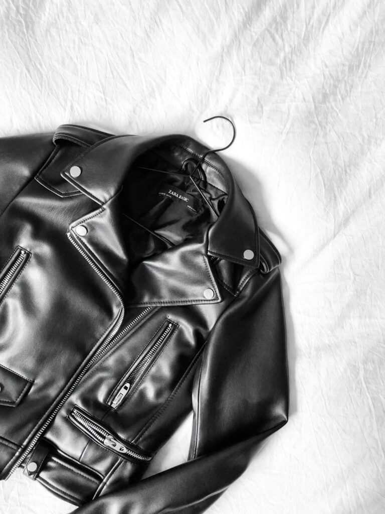Jaket kulit asli vintage yang dirawat bersih dari jamur