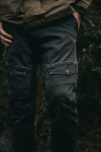 Tumpukan lembaran kulit berkualitas di fasilitas penyamakan legendaris