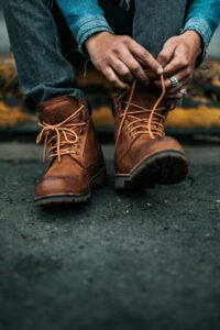 Sepatu boot kulit pria klasik dengan perawatan rutin