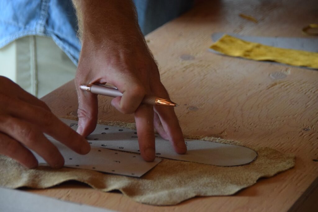 Meja kerja artisan leathercraft dengan peralatan potong manual
